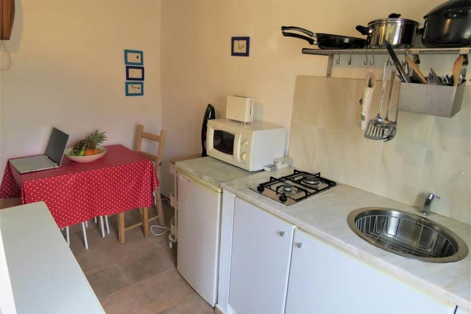 Kitchen or kitchenette, Seating area, Dining area