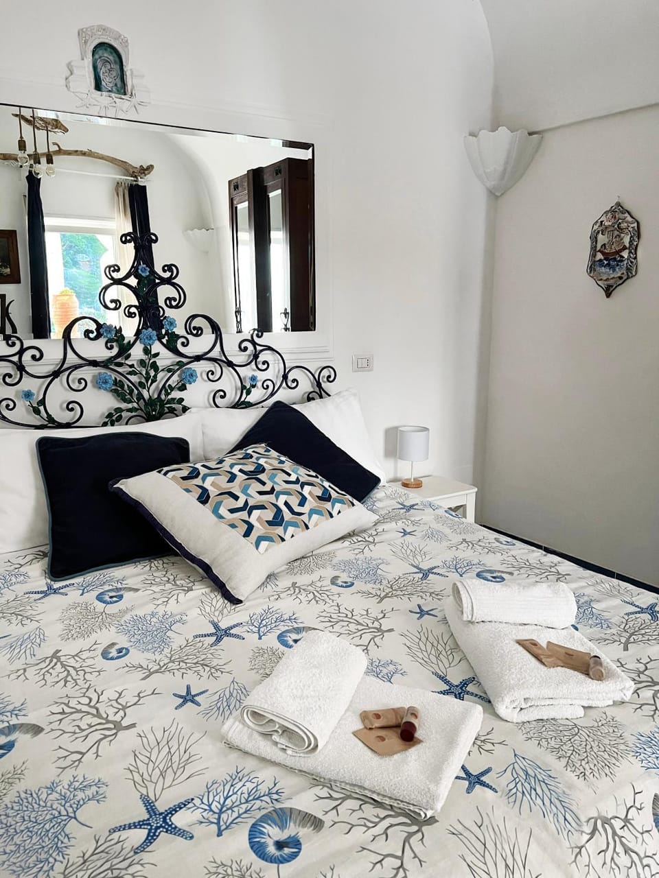 Bed, Bedroom, towels