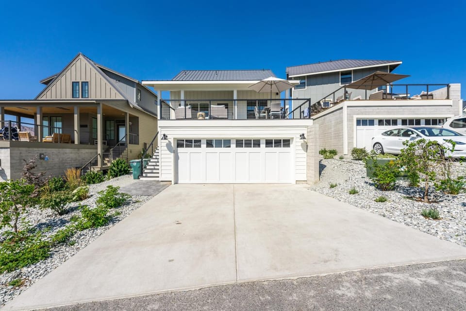 Shore Beats Work #100 House in Chelan (In Town)