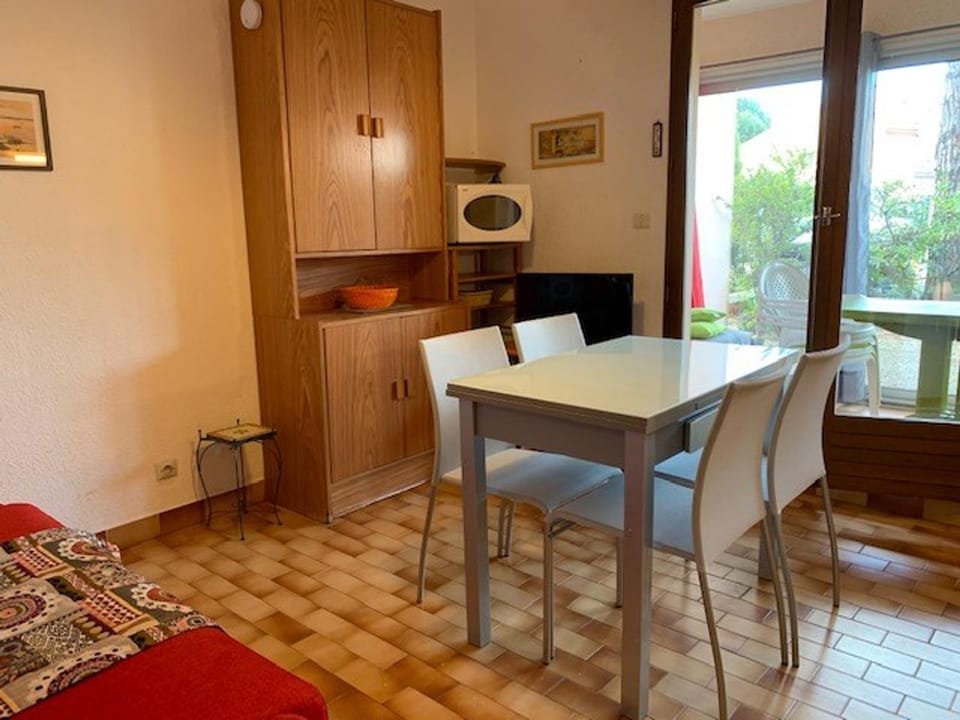 Joli T2 Rez-de-Jardin Avec Piscine et Parking - FR-1-607-110 House in Agde