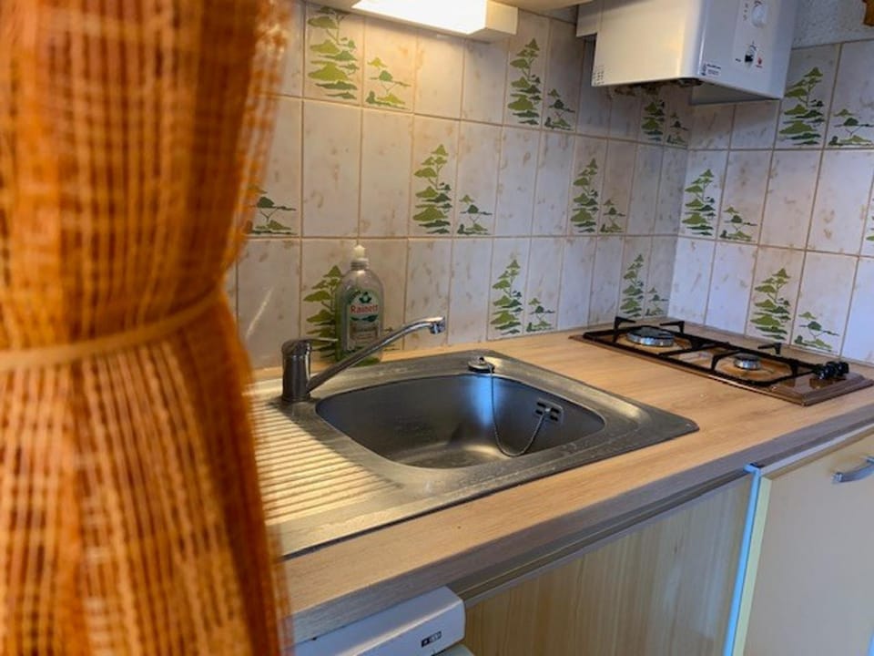 Joli T2 Rez-de-Jardin Avec Piscine et Parking - FR-1-607-110 House in Agde