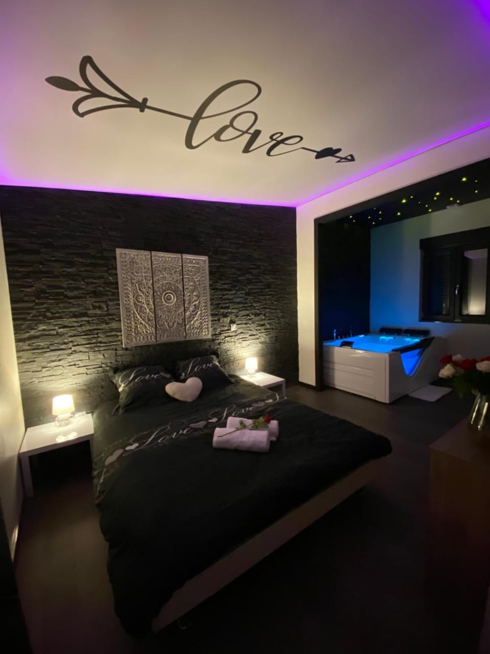 Bed, Photo of the whole room, Bedroom, Bath, towels