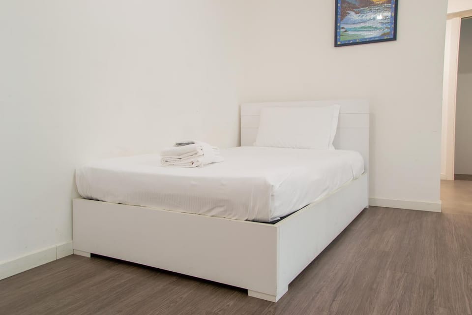 Bed, towels