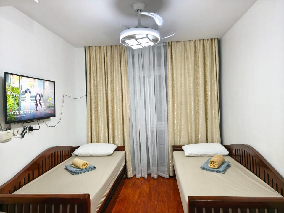 Bed, TV and multimedia, towels