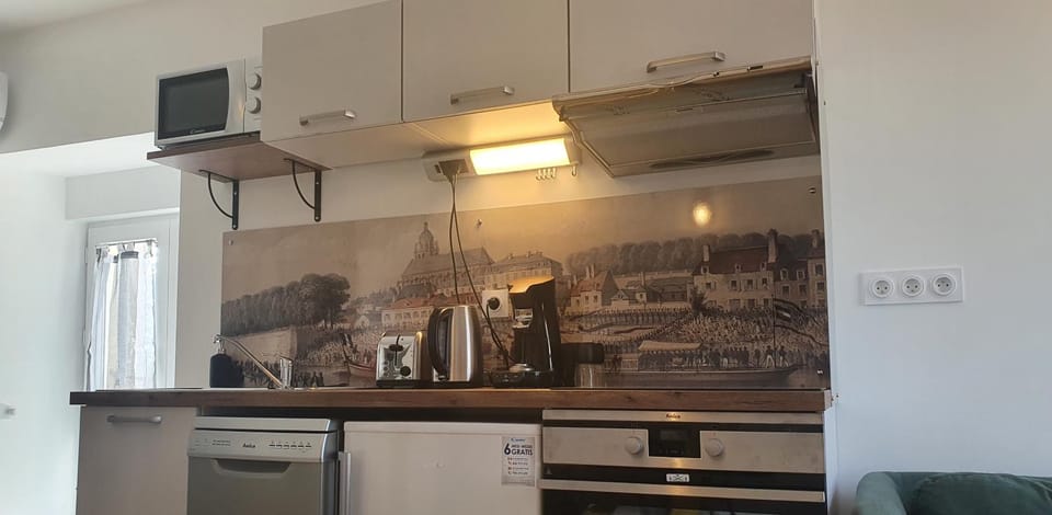 Coffee/tea facilities, Kitchen or kitchenette, dishwasher, oven, stove, toaster