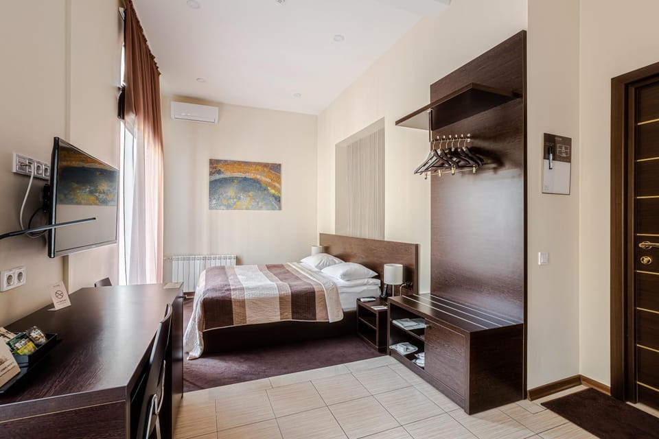 Bed, Photo of the whole room, wardrobe