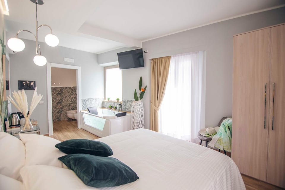 Bed, Hot Tub, Photo of the whole room, Bedroom