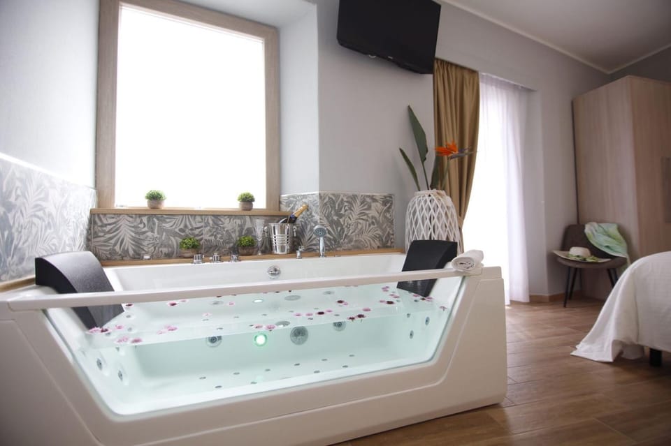 Hot Tub, Balcony/Terrace, Bedroom