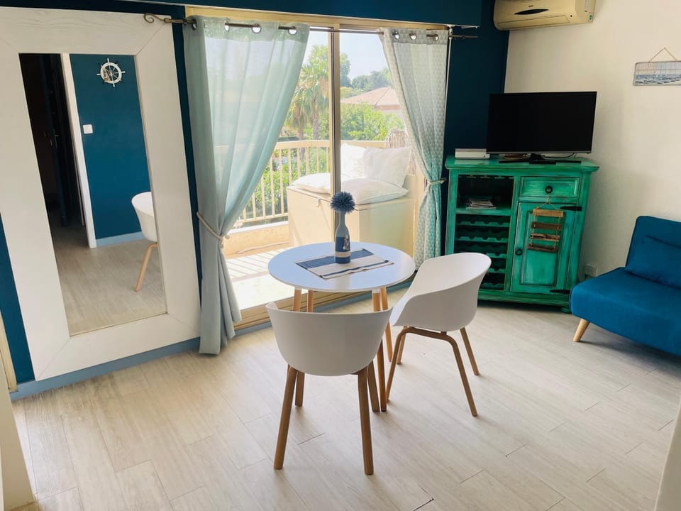 TV and multimedia, Living room, Seating area, air conditioner