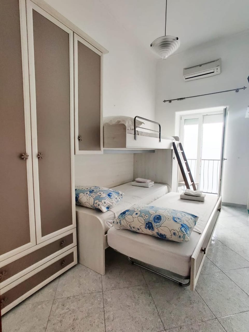 Bed, Photo of the whole room, bunk bed