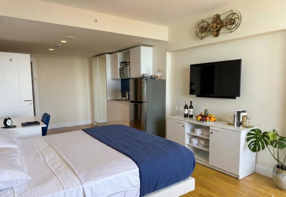 Communal lounge/ TV room, Kitchen or kitchenette, Bedroom, oven