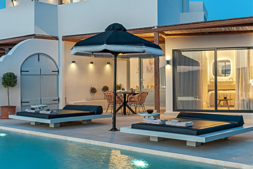 Swimming pool, sunbed