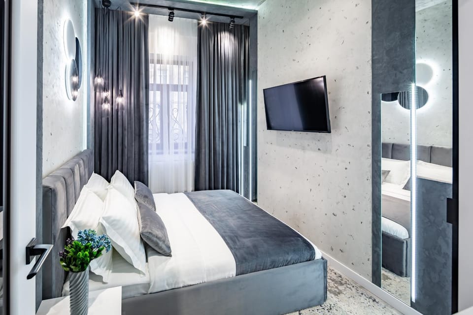 Bed, TV and multimedia, Bedroom
