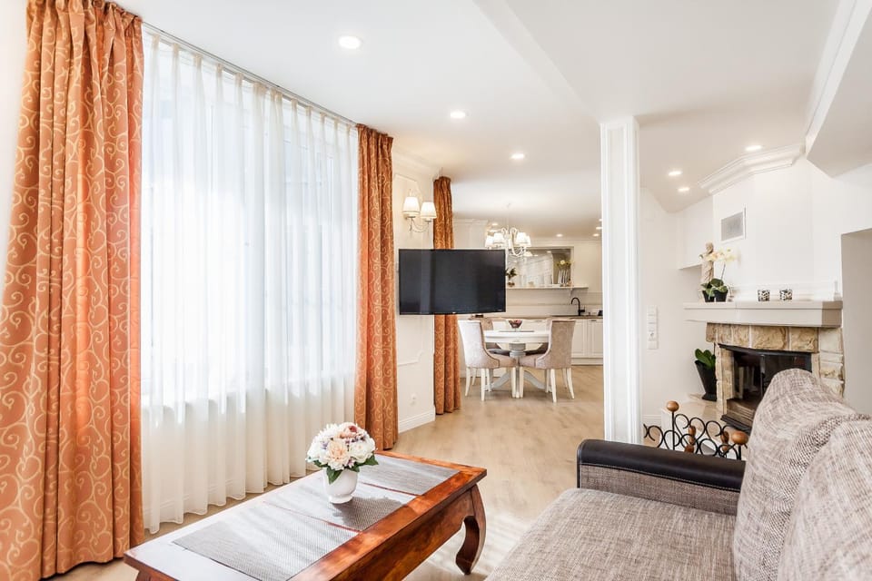 Communal lounge/ TV room, TV and multimedia, Living room, Seating area