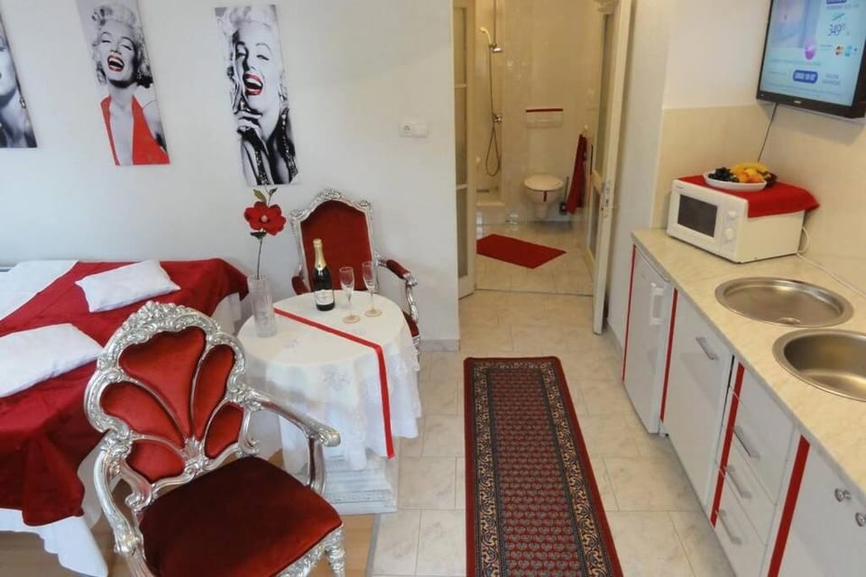 Bed, Kitchen or kitchenette, Living room, Seating area, Dining area, Bedroom