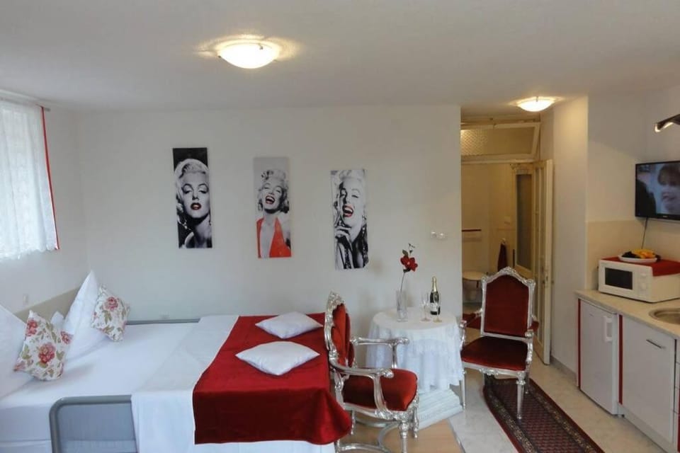 Bed, TV and multimedia, Kitchen or kitchenette, Living room, Photo of the whole room, Seating area, Dining area, Bedroom