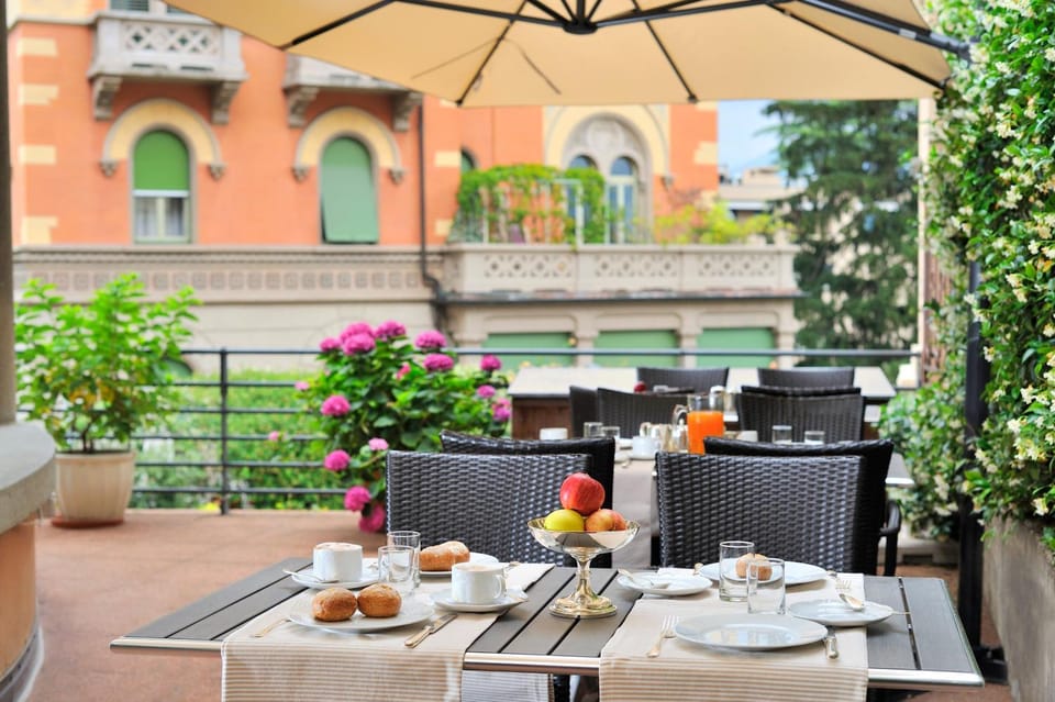 Restaurant/places to eat, Garden, Lounge or bar