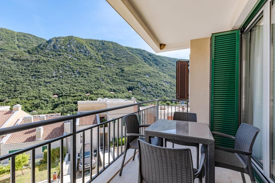 Patio, Spring, Day, Natural landscape, Billiard, Billiard, View (from property/room), Balcony/Terrace, Balcony/Terrace, Dining area, Mountain view