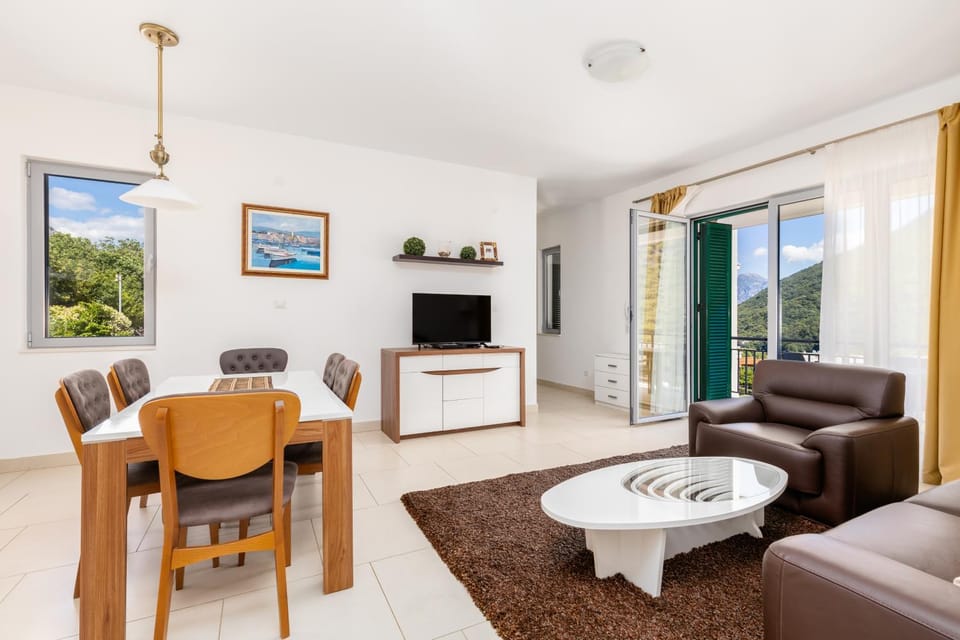 Property building, Communal lounge/ TV room, TV and multimedia, Kitchen or kitchenette, Living room, Seating area, Dining area, Evening entertainment