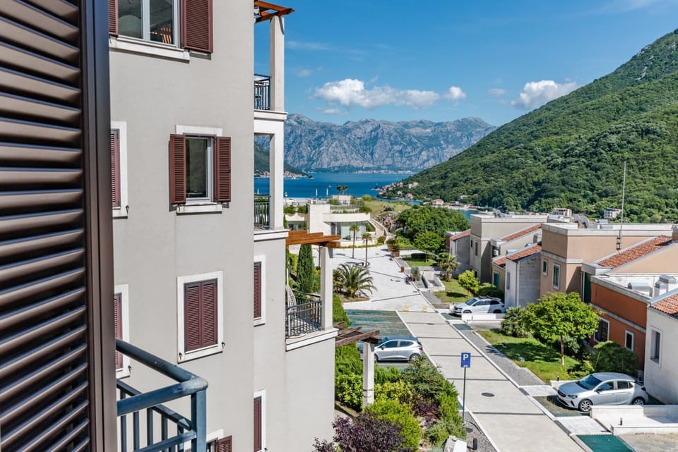 Property building, Nearby landmark, Spring, Day, Neighbourhood, Natural landscape, Bird's eye view, City view, Mountain view, Sea view, Street view, Location, Parking