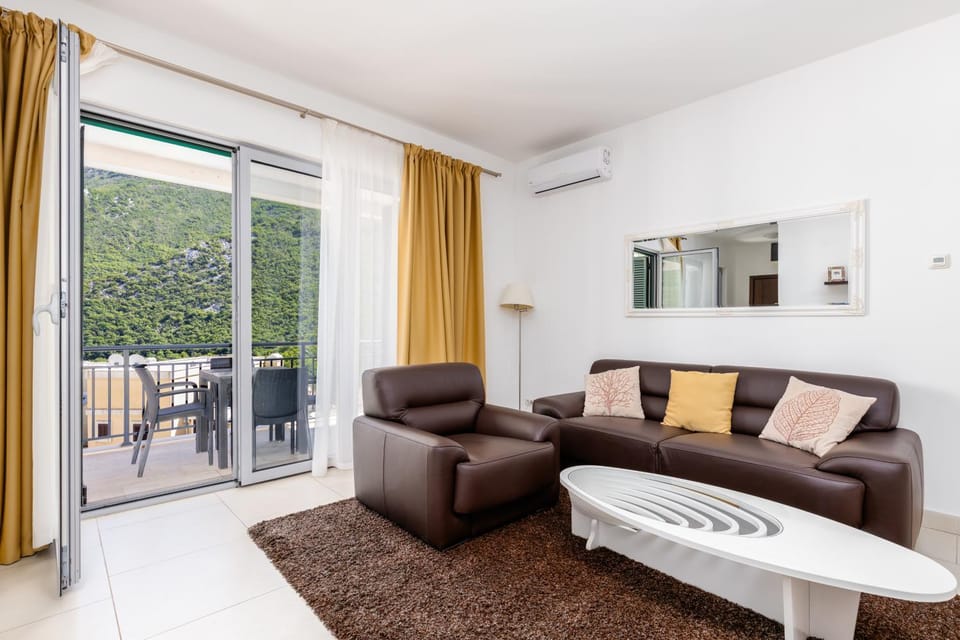 View (from property/room), Balcony/Terrace, Living room, Seating area, Dining area, air conditioner