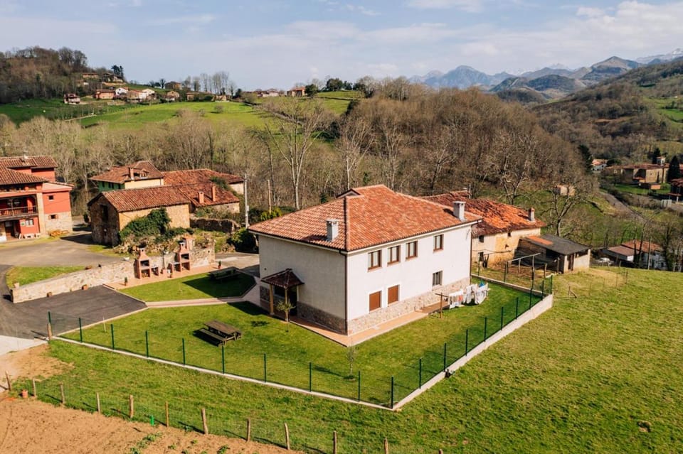 Property building, Day, Garden, Mountain view