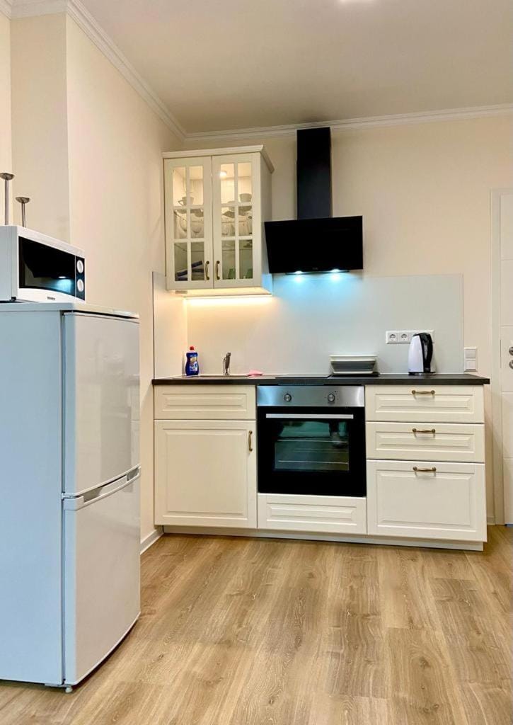 Kitchen or kitchenette, minibar
