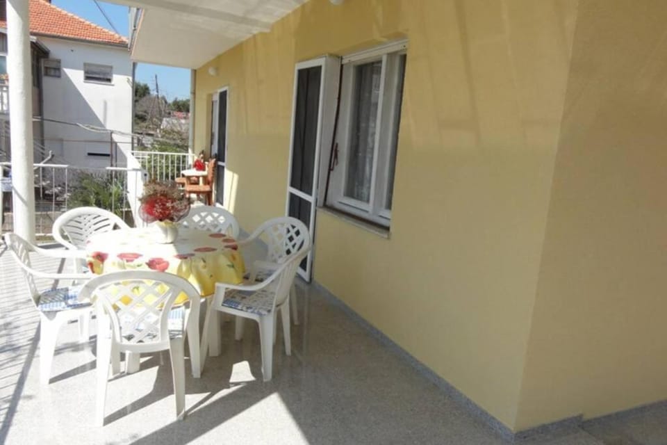 View (from property/room), Balcony/Terrace, Dining area