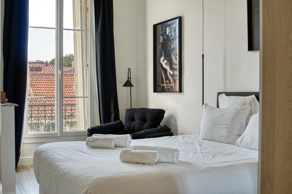 Bed, Photo of the whole room, Bedroom, City view