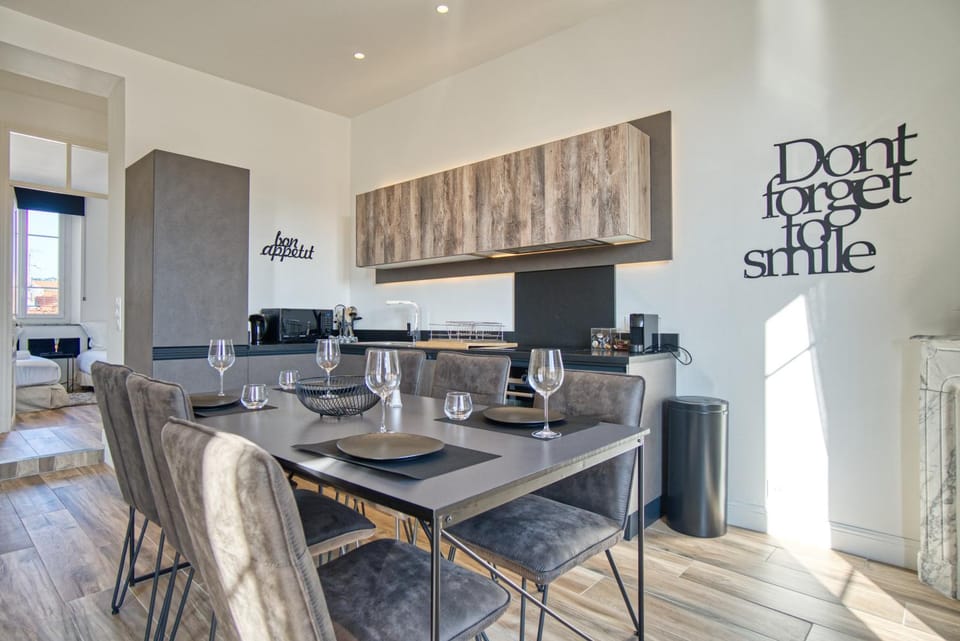 Kitchen or kitchenette, Dining area