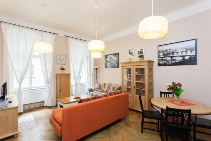 TV and multimedia, Living room, Seating area, Dining area