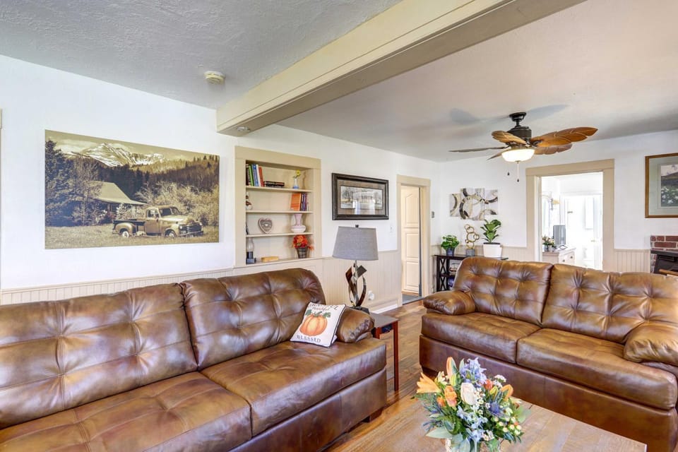 Charming Montrose Family Home: Block to Downtown! House in Montrose