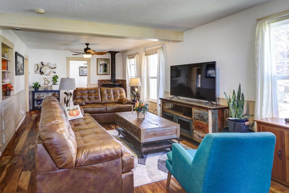 Charming Montrose Family Home: Block to Downtown! House in Montrose