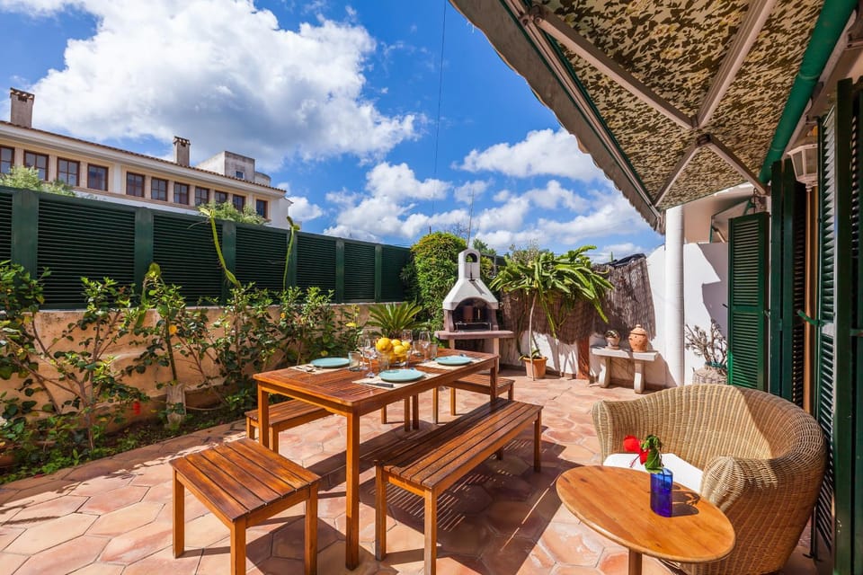 Property building, Balcony/Terrace, Living room