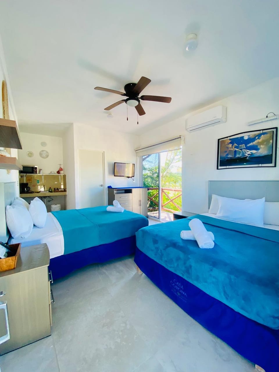 Bed, TV and multimedia, Photo of the whole room, Bedroom, towels