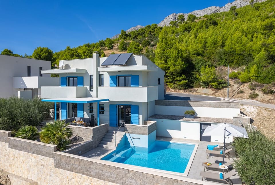 Property building, Patio, Day, Natural landscape, Mountain view, Pool view, Swimming pool, sunbed