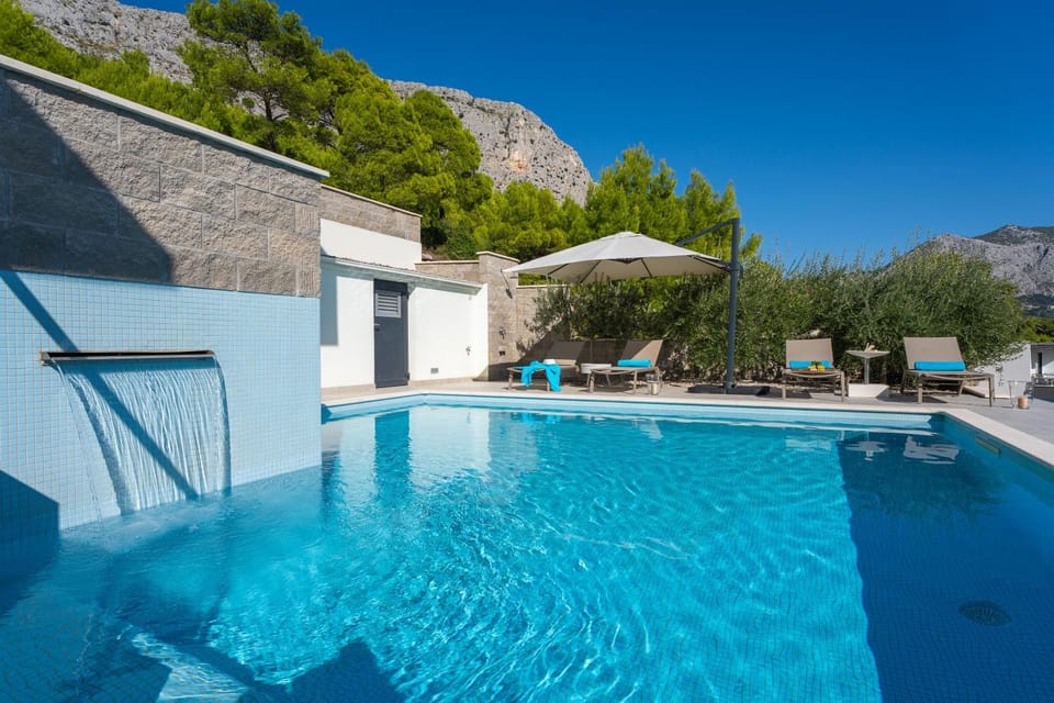 Day, Natural landscape, Mountain view, Pool view, Swimming pool, sunbed