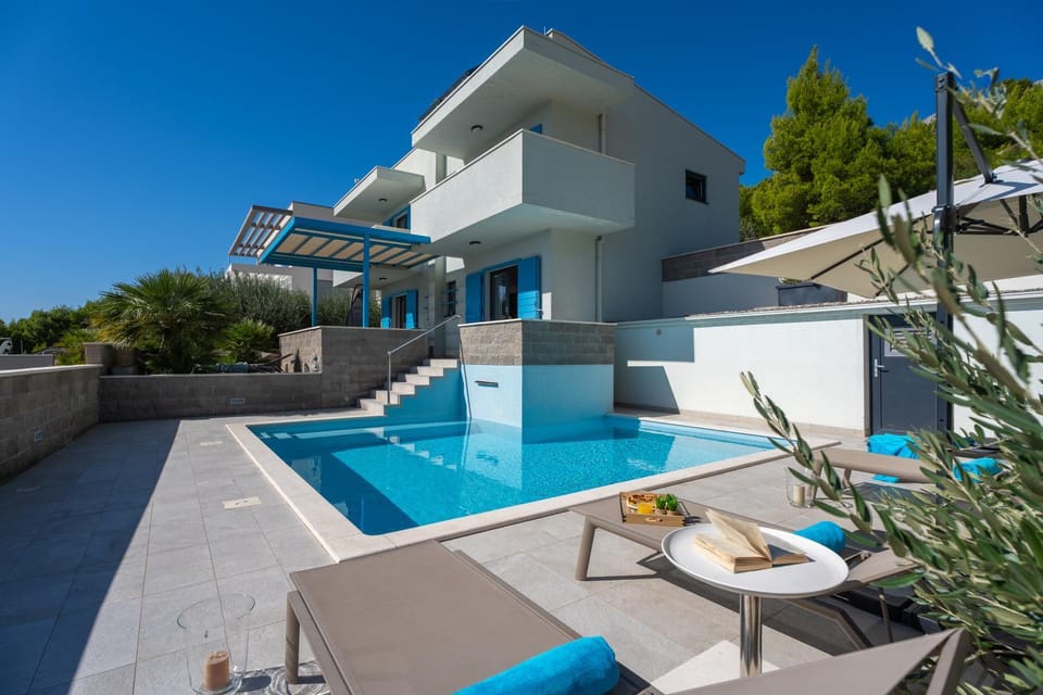 Property building, Patio, Day, Pool view, Swimming pool, sunbed
