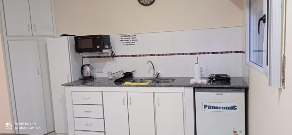 Kitchen or kitchenette, minibar, stove