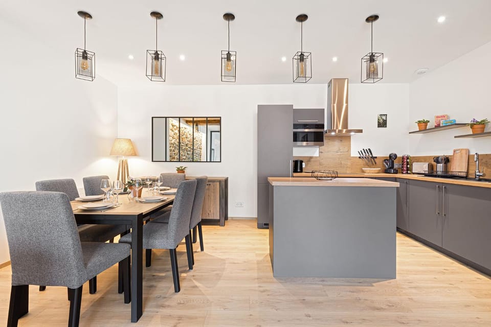 Kitchen or kitchenette, Dining area