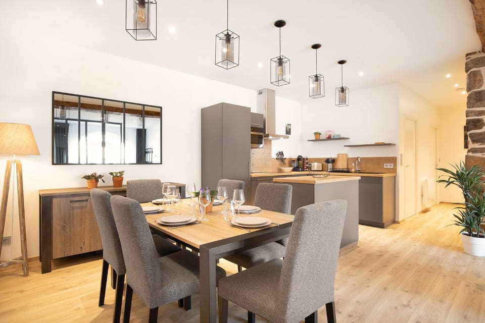 Kitchen or kitchenette, Dining area