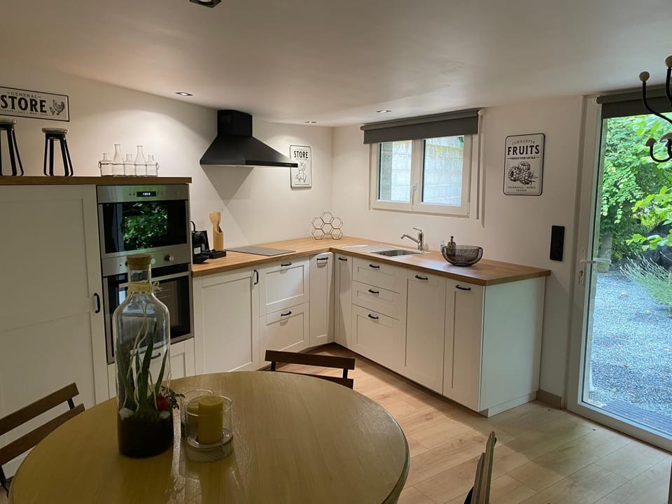 Kitchen or kitchenette, Dining area