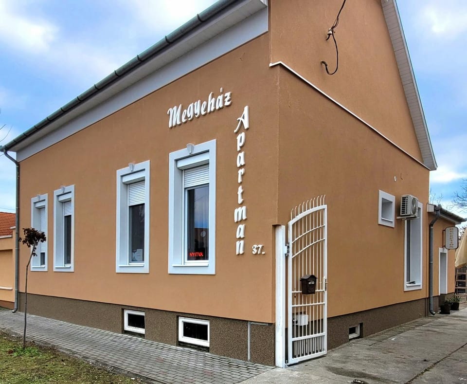 Megyeház Apartman Vacation rental in Hungary