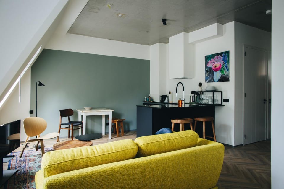 TV and multimedia, Coffee/tea facilities, Kitchen or kitchenette, Living room, Seating area, Dining area
