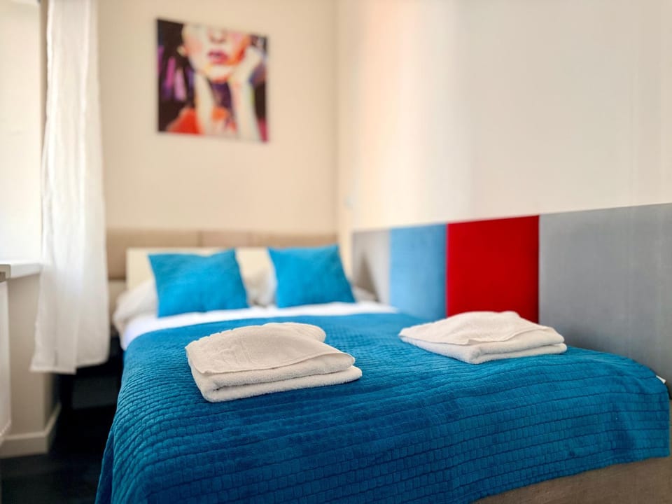 Bed, Photo of the whole room, Bedroom, towels
