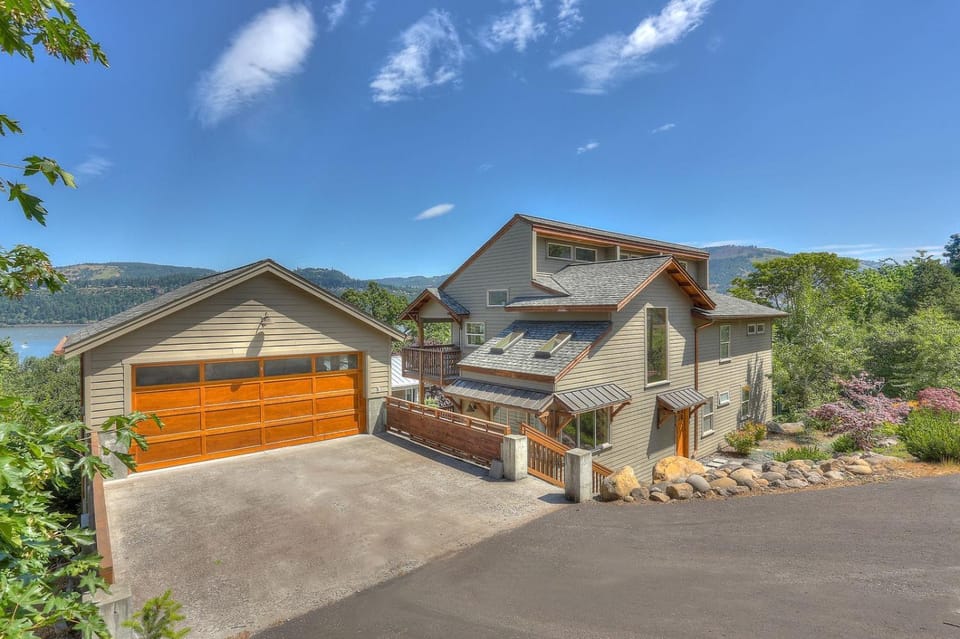 Hutson's Bridgeview House with HotTub & Huge Walk in Shower - 30 day min home House in Hood River