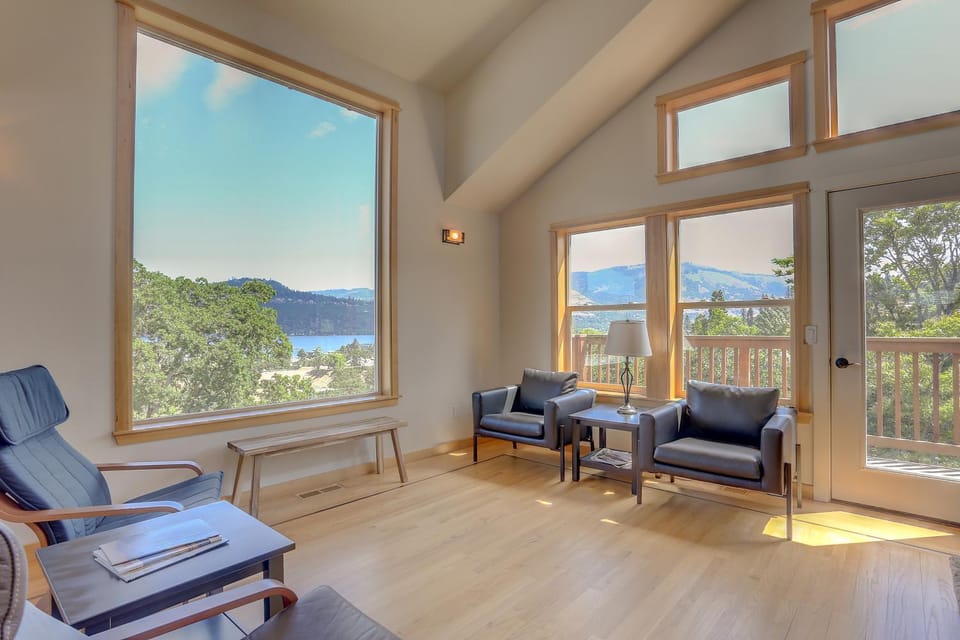 Hutson's Bridgeview House with HotTub & Huge Walk in Shower - 30 day min home House in Hood River