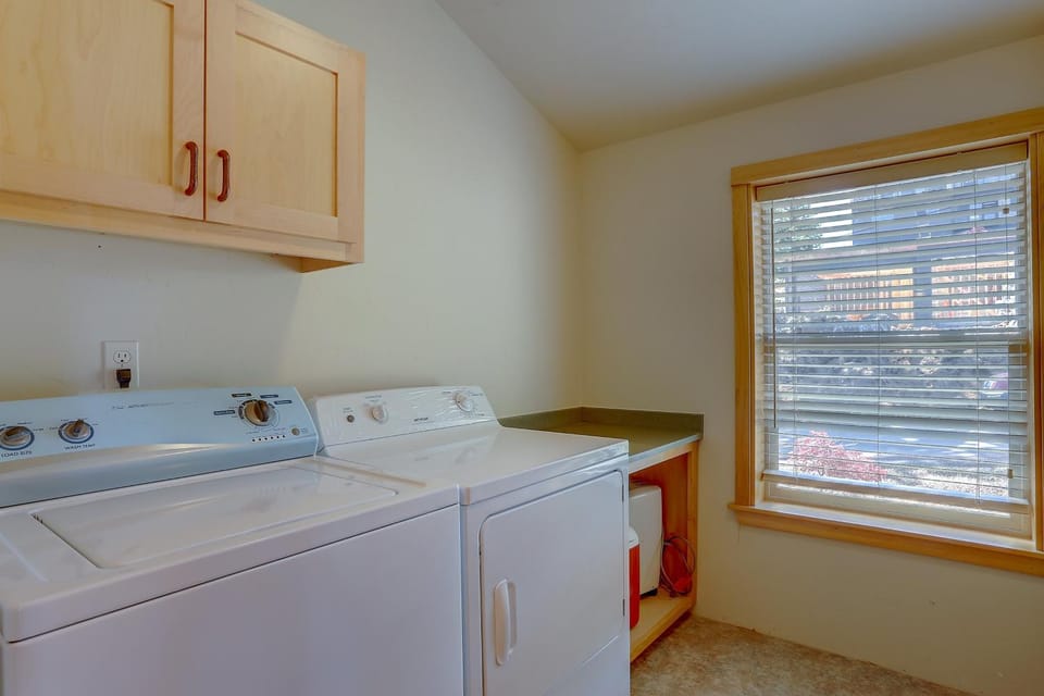 Hutson's Bridgeview House with HotTub & Huge Walk in Shower - 30 day min home House in Hood River