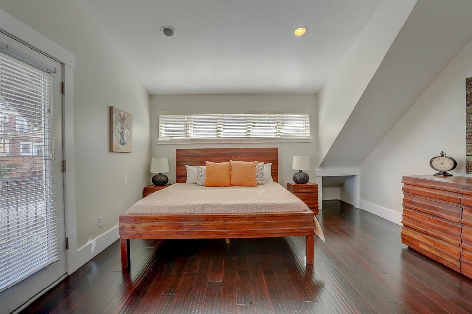 Surfs Up Spacious Hood River Home - 30 Day Minimum Stay home House in Hood River