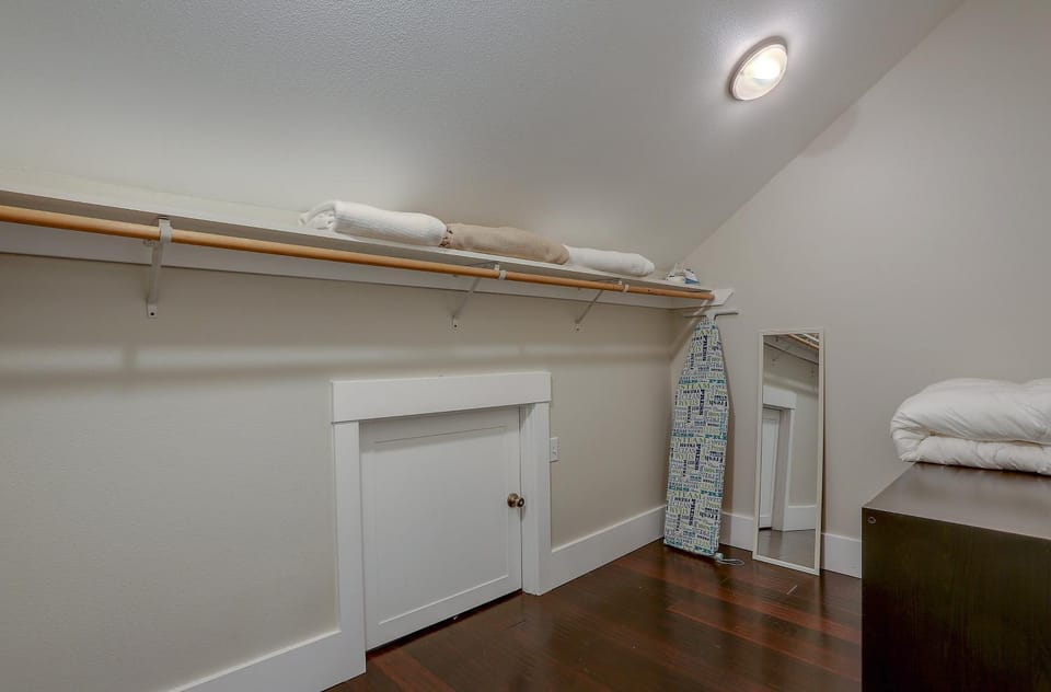 Surfs Up Spacious Hood River Home - 30 Day Minimum Stay home House in Hood River